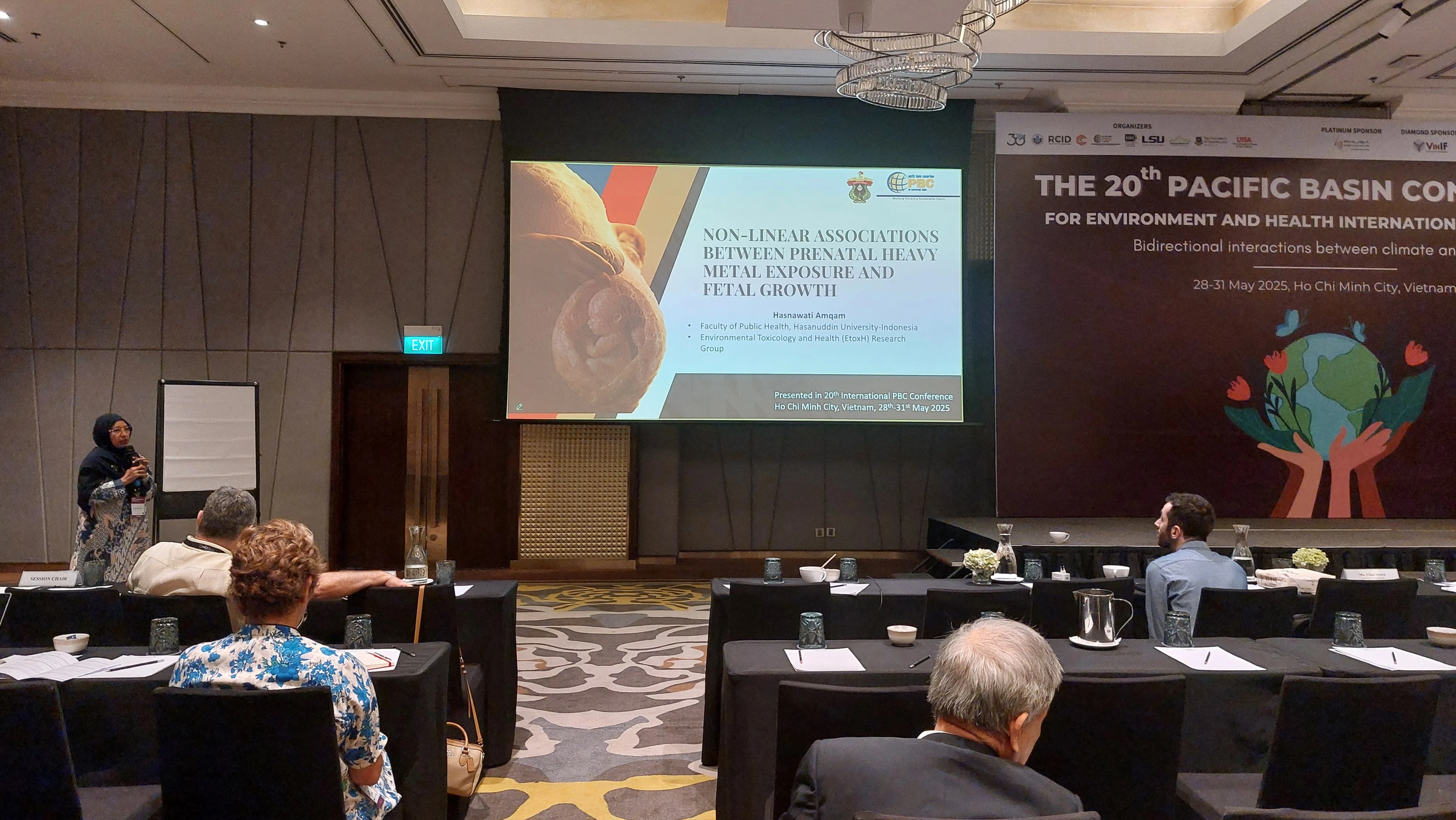 Dr. Hasnawati Amqam, Ketua Program Studi S1 Kesehatan Masyarakat Universitas Hasanuddin, tengah memaparkan hasil penelitiannya yang berjudul 